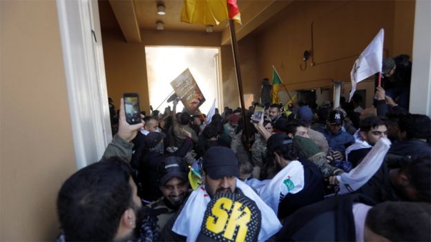 Protesters enter the US embassy compound in Baghdad, Iraq (31 December 2019)