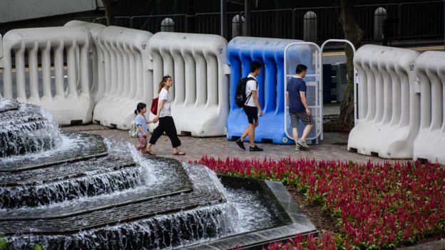 香港湾仔中环中心外竖起的水马(27/6/2017)
