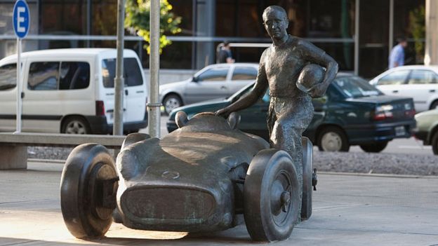 Una escultura de Juan Manuel Fangio.