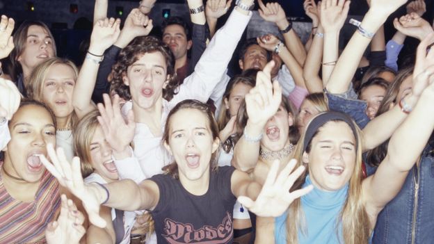 Adolescentes durante un concierto