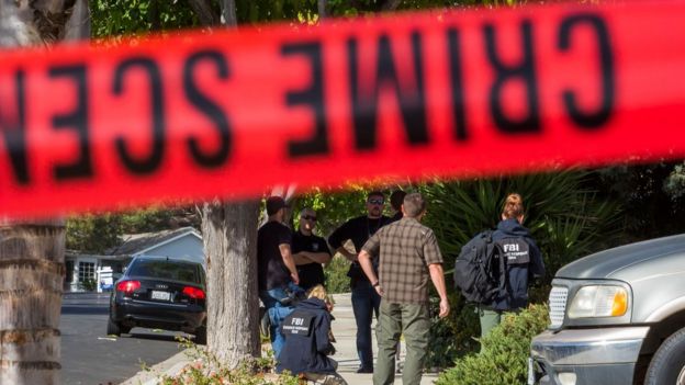 Em novembro, um atirador matou 12 pessoas em uma casa noturna de Thousand Oaks, na Califórnia; acima, a polícia na casa do suspeito