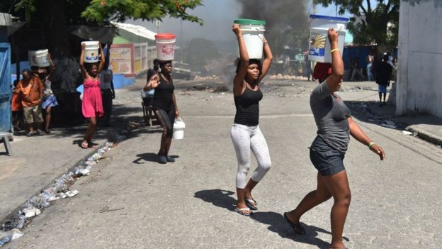 Mujeres en Haití cargan agua