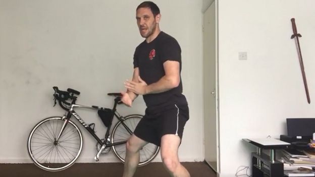 Terry Whall en un video sobre actividad física.