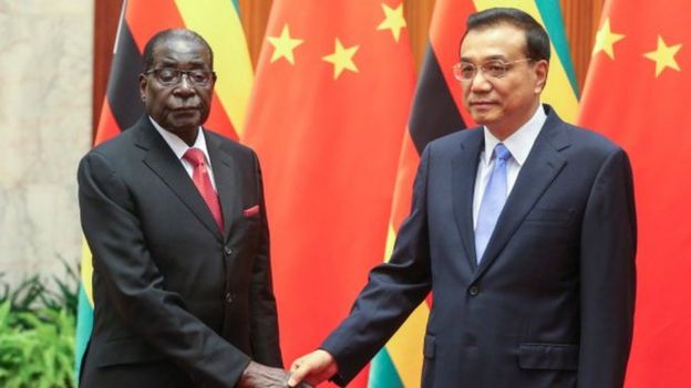 Le président zimbabwéen Robert Mugabe (à gauche) et le Premier ministre chinois Li Keqiang lors de leur rencontre au Grand Palais du Peuple (GHOP) le 26 août 2014 à Pékin, en Chine.