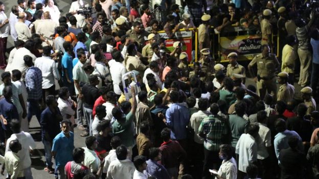 கருணாநிதி உடல் நிலை: நள்ளிரவு திடீர் சிக்கல், மருத்துவமனையில் சேர்ப்பு