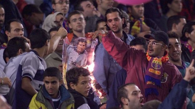 Aficionados del Barcelona queman una imagen de Figo vestido con el uniforme del Real Madrid.