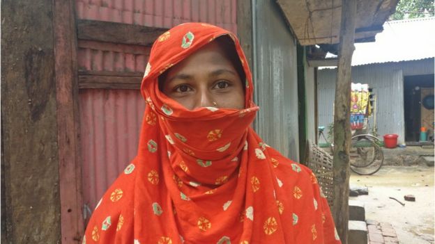 পারভীন আক্তার কাঁটাতারের ওপাশে তার শ্বশুরবাড়ির টিনের চাল বাড়ি থেকে বের হলেই দেখতে পান।