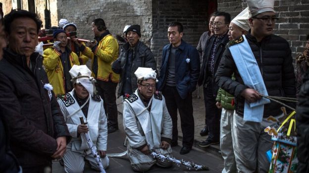 Los funerales tradicionales en China implican una serie de rituales y actividades entre las que se incluye el canto, el uso de instrumentos musicales y la caligrafía, entre muchos otros.