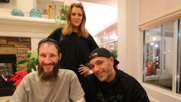 வீடற்ற மனிதரும், அமெரிக்க தம்பதியும்