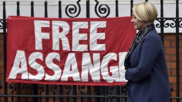 Banderola que dice "liberen a Assange".
