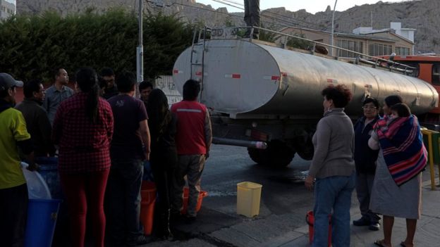 Fila frente a una cisterna de agua