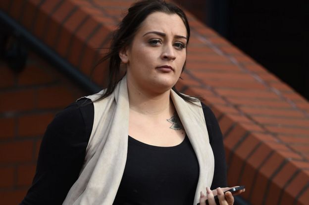Emma-Jayne Magson a las afueras del tribunal de Leicester, Reino Unido