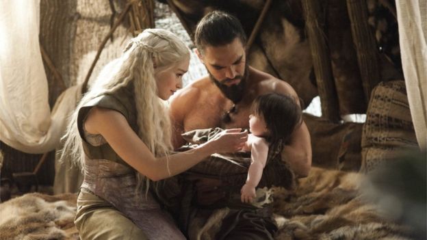 Emilia en personaje con su esposo y bebé
