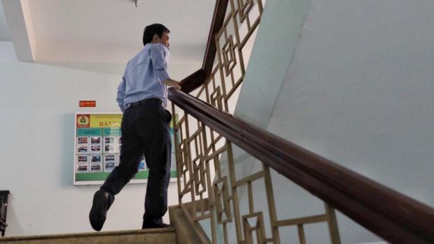 Ông Nguyễn Hữu Linh chạy 4 tầng cầu thang trốn thành phóng viên, báo giới