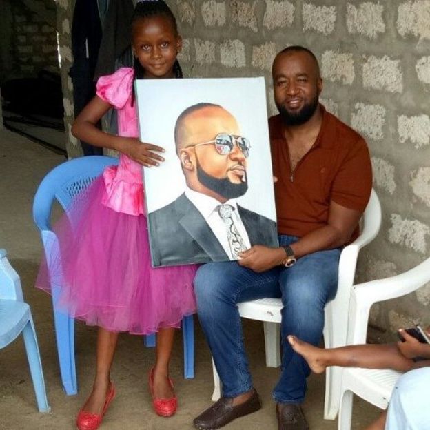 Sheilah na gavana wa Mombasa Hassan Joho akishikilia picha yake