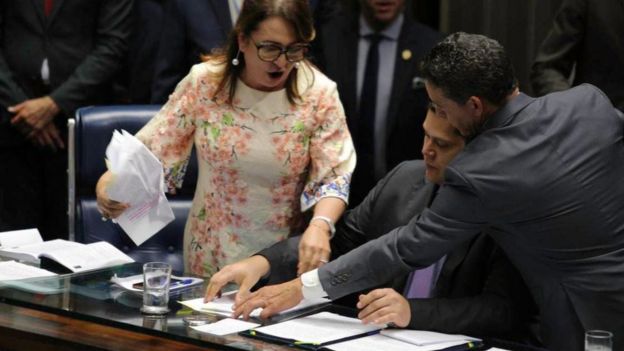 Katia Abreu toma a pasta da mesa do Senado de Davi Alcolumbre