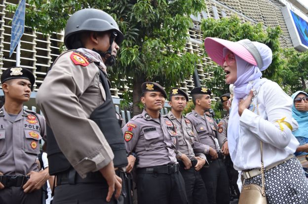 Polisi berdialog dengan salah satu pengunjuk rasa menuntut diusutnya dugaan kecurangan Pemilu 2019 di Kantor Bawaslu RI, Jakarta, Kamis (9/5/2019).