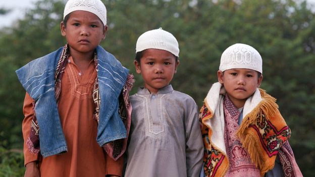 Tiga anak rimba muslim