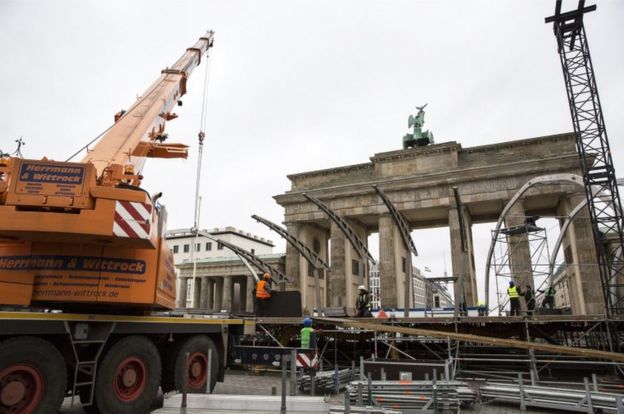 Construction crews set up a stage in preparations to the New Year Eve's party at the Brandenburg Gate in Berlin, Germany, 28 December 2017