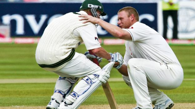 ব্রেট লীকে সান্ত্বনা দিচ্ছেন এন্ড্রু ফ্লিনটফ।