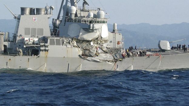 مدمرة أمريكية تصطدم بسفينة شحن في اليابان وفقدان 7 أشخاص _96527312_040097380-1