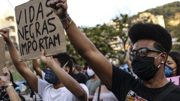 Manifestante com placa de 'Vidas negras importam'