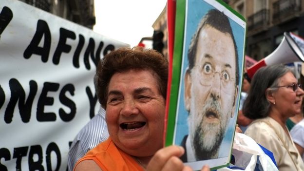 Mujer con el letrero de gobierno.