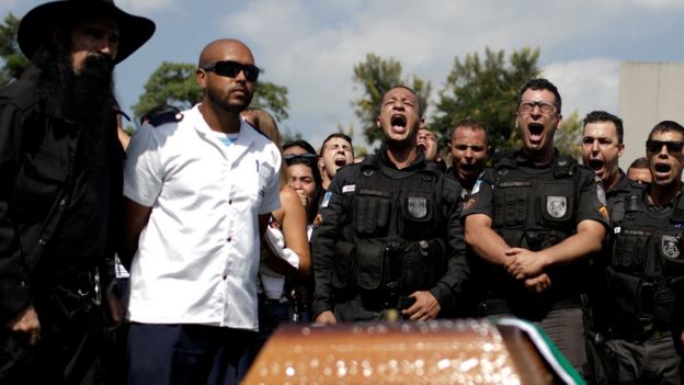 Policiais participam de enterro de colega morto na Rocinha
