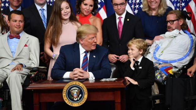 Trump con pacientes mientras firma la ley "Derecho a probar".