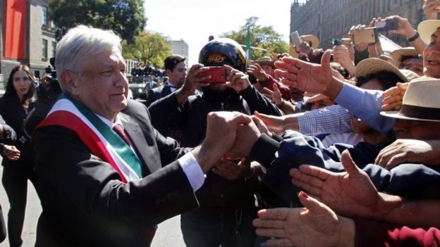 López Obrador saluda a ciudadanos