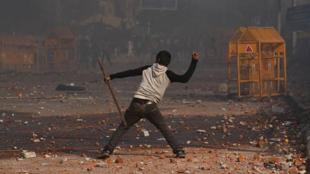 ব্যাপক সহিংসতায় রণক্ষেত্রের চেহারা নিয়েছে উত্তর-পূর্ব দিল্লি