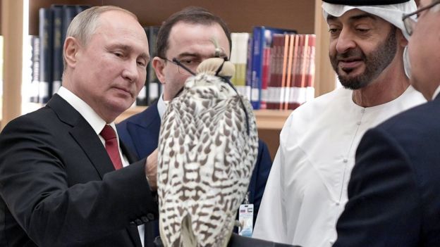 Rusya Devlet Başkanı Vladimir Putin (Solda) ve BAE Veliaht Prensi Muhammed bin Zayed Al Nahyan (Sağda).