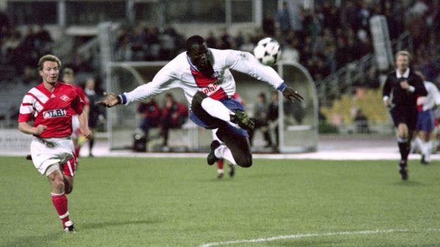 PSG George Weah (R) kicks the ball during the Champions league match Spartak Moscow - Paris-Saint-Germain, on September 28, 1994, in Moscow.