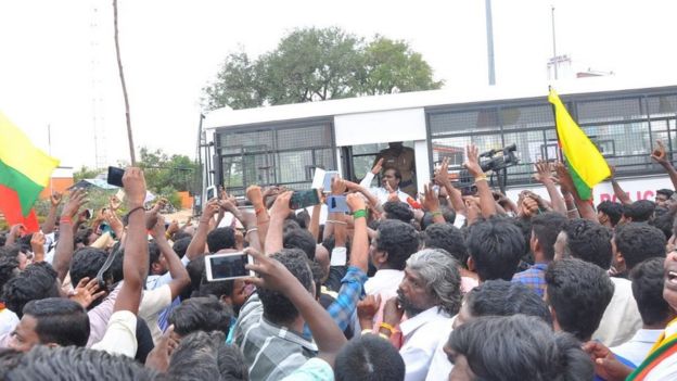 `காவிரி: அடித்து நொறுக்கப்பட்ட சுங்கச்சாவடி`