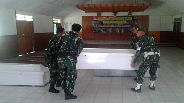 Tentara tengah menyiapkan peti jenazah korban penembakan.