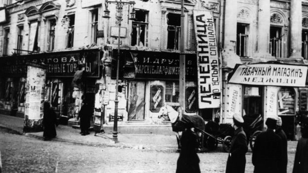 ரஷ்யா புரட்சியின்போது, தலைநகர் மாஸ்கோவில் அமைந்திருந்த சேதமடைந்த ஒரு கடை