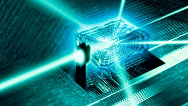 Rayos de luz que pasan a través del núcleo de cristal a nanoescala de un ordenador cuántico.