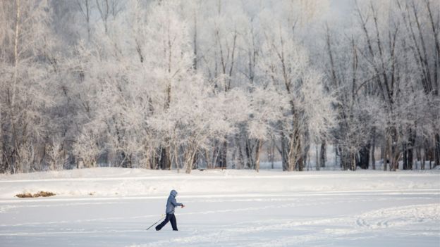 Pessoa caminha na neve na Sibéria