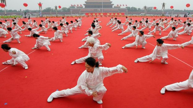 Personas practicando taichí en China.