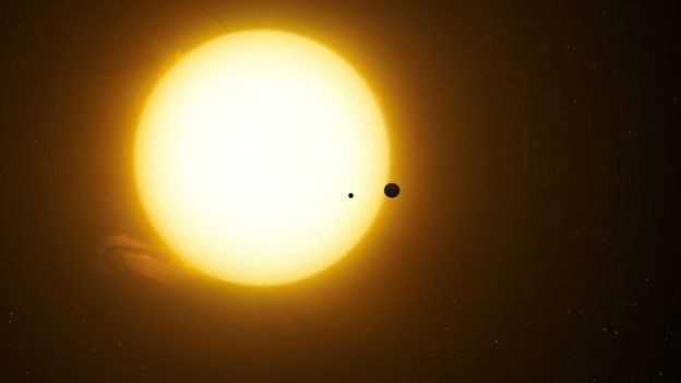 Impresión artística del exoplaneta Kepler-1625b en tránsito por la estrella con la candidata exoluna a cuestas.