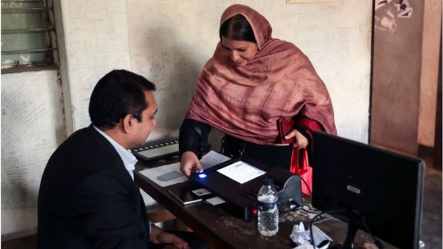 এভাবে ইভিএমে ভোট দিতে গিয়ে অনেকেই জটিলতার মুখে পড়েছেন।