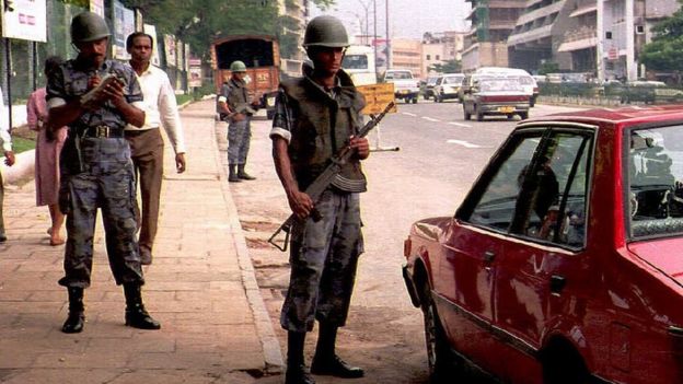 Tentara Sri Lanka di luar markas angkatan udara 1995