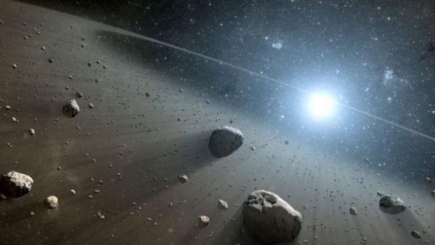 (ภาพจากฝีมือศิลปิน) แถบดาวเคราะห์น้อยและหินอวกาศรายล้อมอยู่รอบดาวเวกา (Vega)