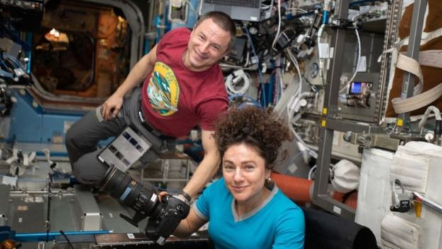 Andrew Morgan y Jessica Meir tomando fotografías de la Tierra. Meir dijo que seguir la pandemia desde el espacio ha sido “surrealista”.