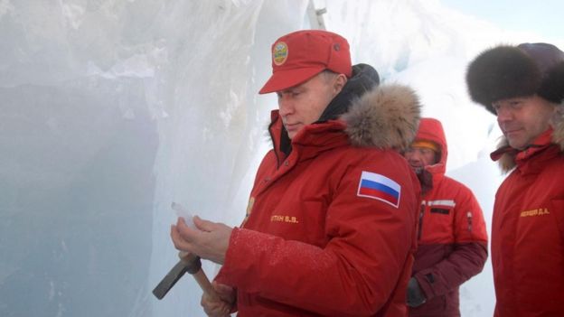 Vladimir Putin, junto al primer ministro Dimitri Medvedev en el remoto archipiélago de Tierra de Francisco José, en el Ártico.