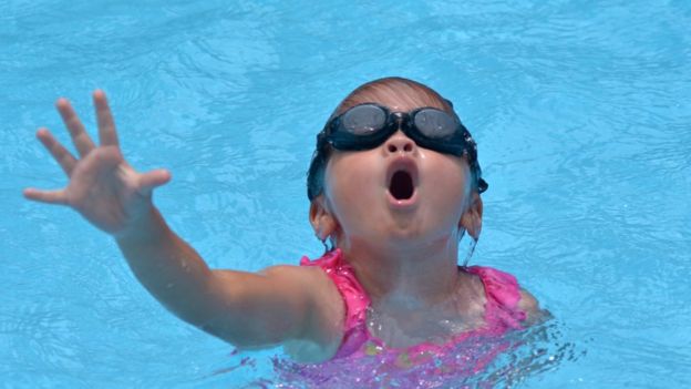 Criança em apuros numa piscina