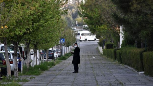 برخی از دانشمندان گفتهاند ممکن است نیاز باشد تا ۲۰۲۲ فاصلهگذاری اجتماعی را رعایت کنیم