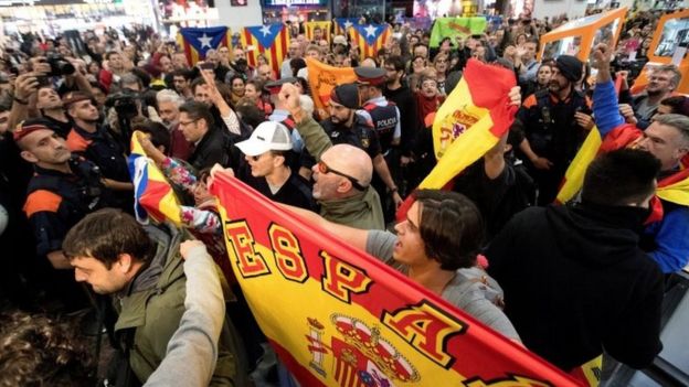 Manifestantes a favor y en contra de la independencia de Cataluña.