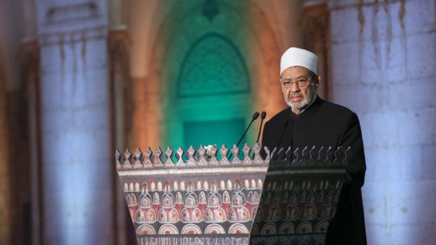 شیخ احمد الطیب، امام جماعت مسجد الازهر قاهره، یکی از مهمترین رهبران مذهبی مسلمانان سنی در جهان با پاپ ملاقات میکند