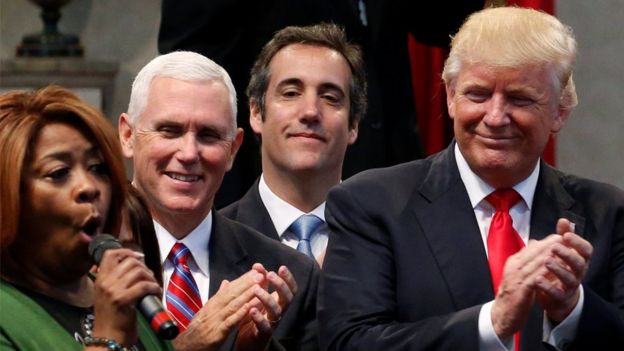 Ông Cohen đứng đằng sau ông Trump trong một cuộc vận động tranh cử hồi 2016